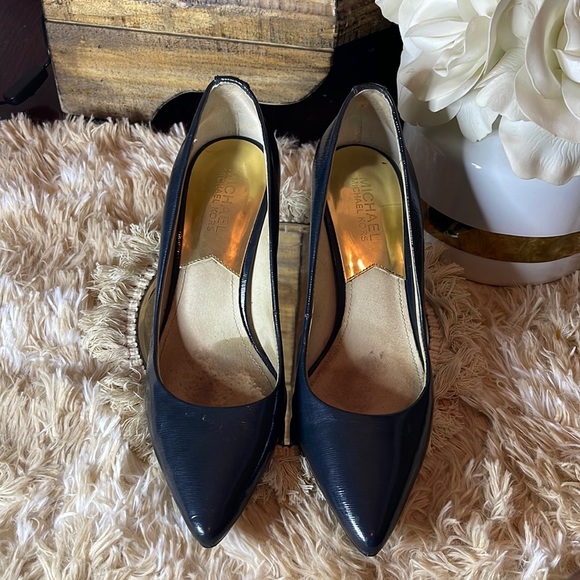 đź’‹Michael Kors Navy Blue Pump - Picture 2 of 8